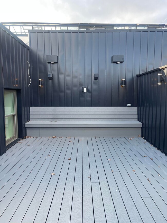 Building Photo - 102 W 6th St