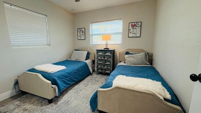 Building Photo - Spacious 4-bedroom 2-bathroom pool home