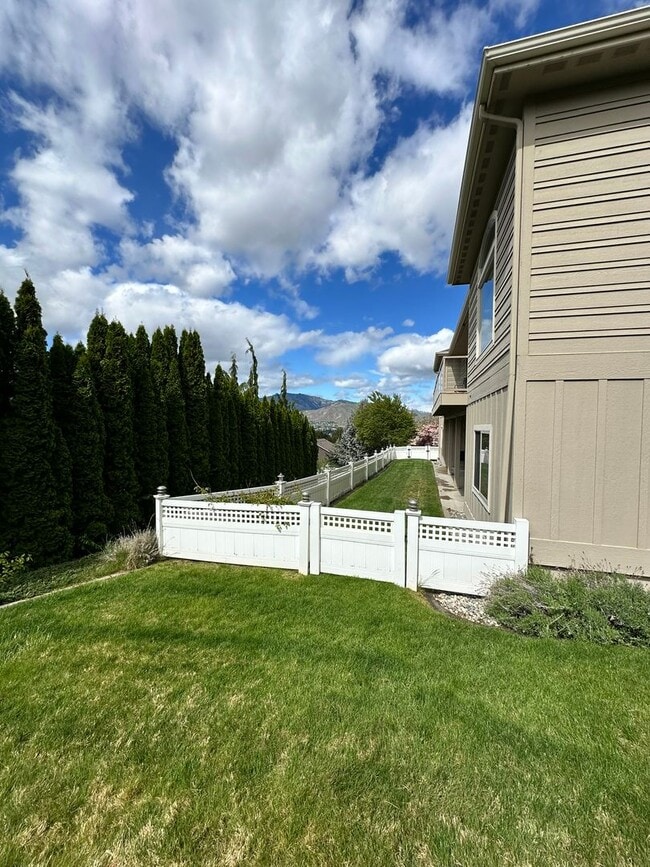 Building Photo - 718 Briarwood Dr
