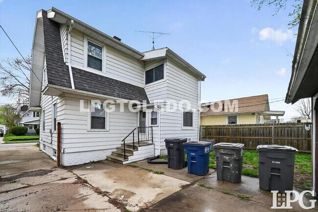 Building Photo - 4120 Parrakeet Ave