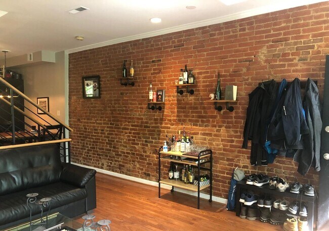 Building Photo - Great 3 BR 2 Bath Row Home in Shaw