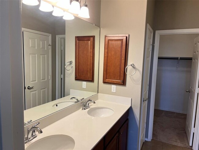 Building Photo - 16017 Hawthorne Heights Trail