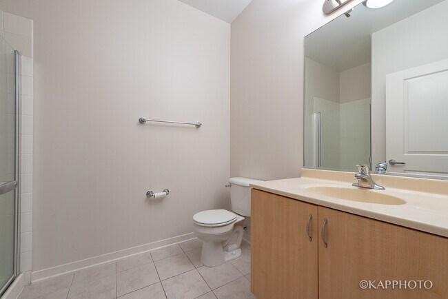 Building Photo - 468 W Elm St