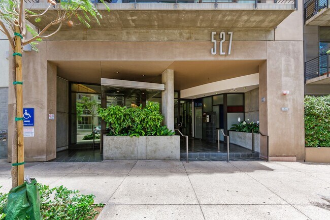 Building Photo - Expansive East Village 1 Bedroom at M2I! 2...