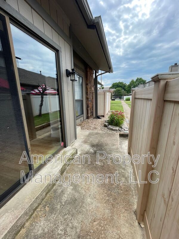 Building Photo - 6185 S Zunis Ave