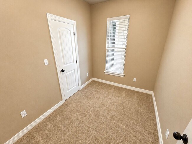 Building Photo - 922 Antler Dr