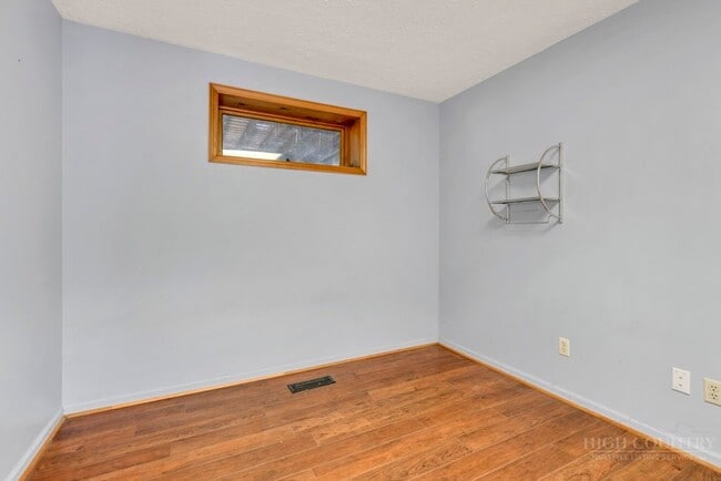 Building Photo - 483 NC-105 Extension