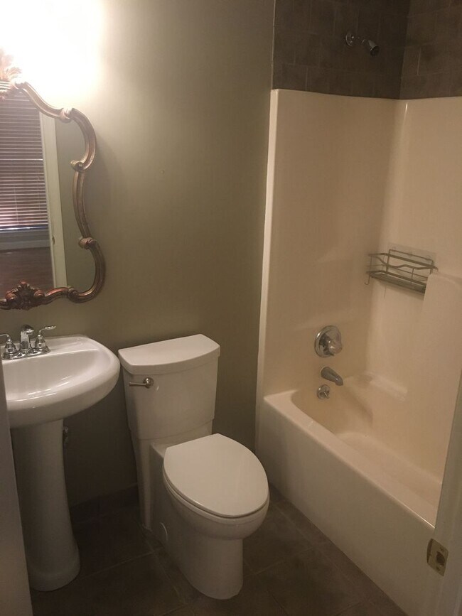 Building Photo - Nice 2/2 Home in West Rome $1095