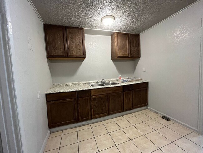 Building Photo - Charming 3 Bed, 1 Bath Home in Tulsa, OK S...