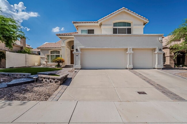 Building Photo - Welcome to your private Oasis!!