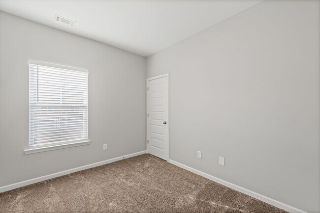 Building Photo - North Paulding High School - 4 bedrooms/2....