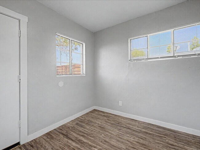Building Photo - 2122 N Forgeus Ave