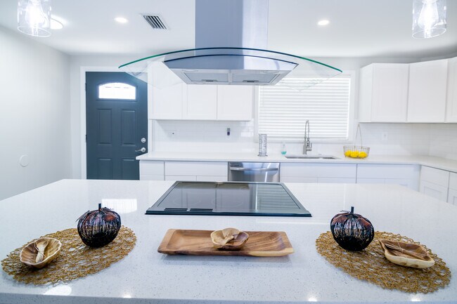 Building Photo - 6443 Lomand Ave