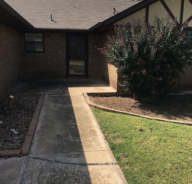 Building Photo - 908 Ranchoak Ct