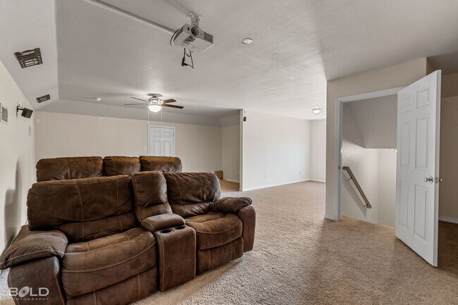 Building Photo - 4 Bedroom 2 Bath with Pool!!!