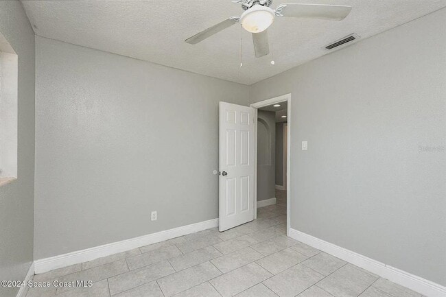 Building Photo - 1885 Golfview Dr