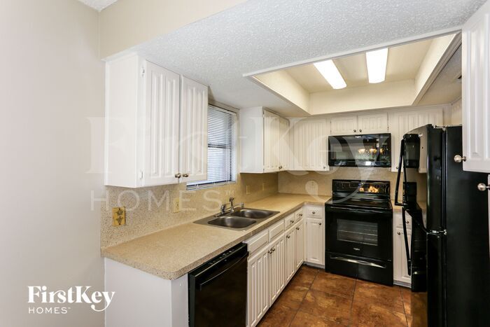 Building Photo - 601 Betsy Ross Dr