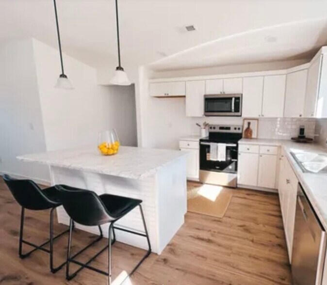 Building Photo - 384 Edgefield St