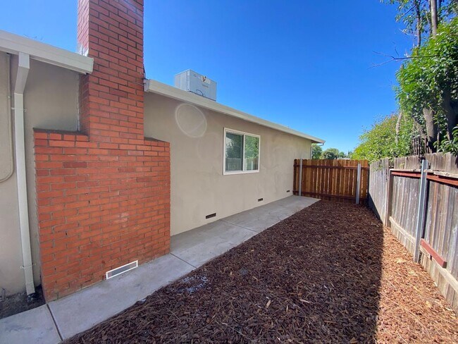 Building Photo - Renovated 3 Bed 1 Bath Home near Bradshaw and highway 50 in Rancho Cordova