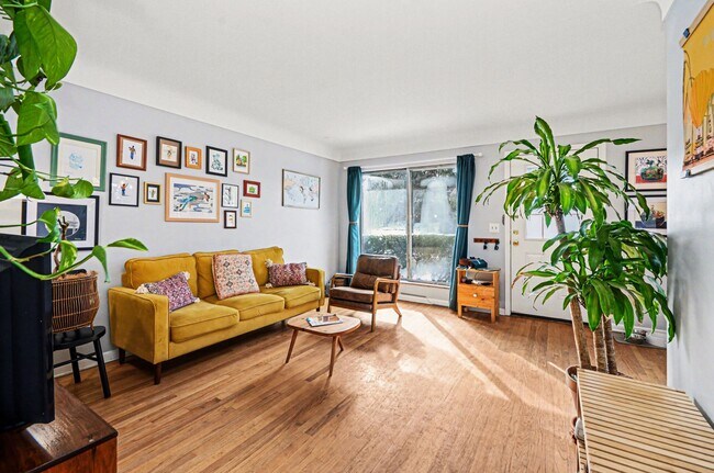 Building Photo - 924 Lutz Ave