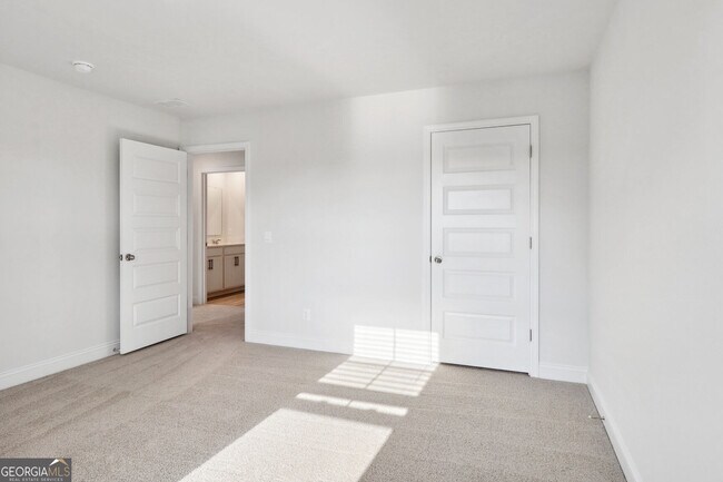 Building Photo - 323 Fox Tail Dr