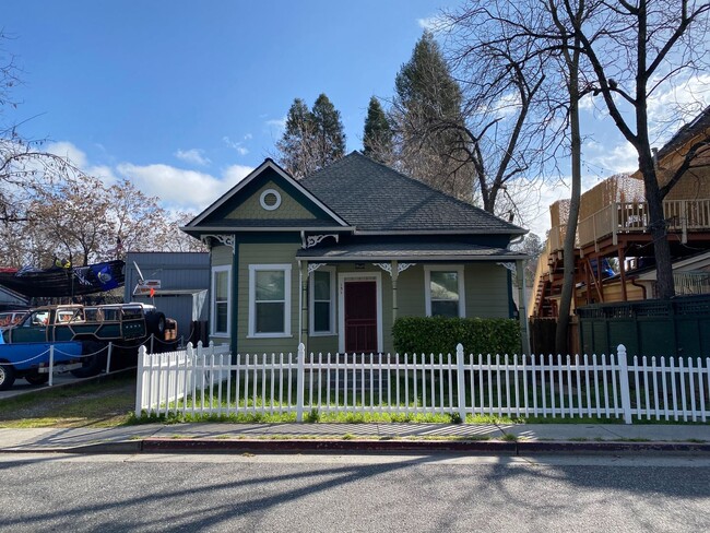 Building Photo - Adorable downtown Grass Valley Bungalow
