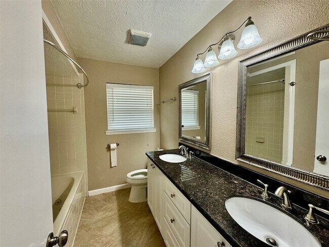 Building Photo - 28922 Savannah Dr