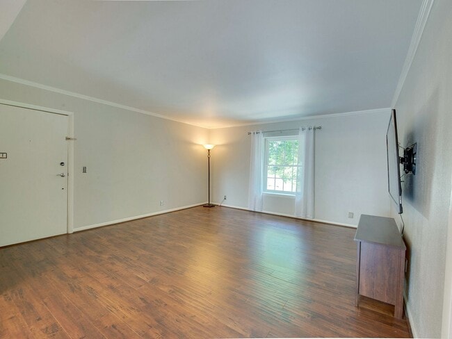 Building Photo - Check out this amazingly located 3 bed/2 b...