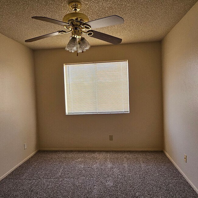 Building Photo - 3 bedroom corner unit for rent