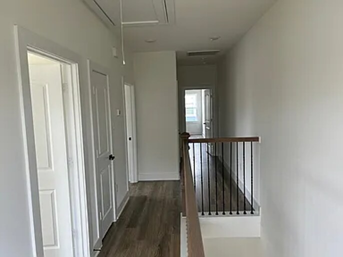 Building Photo - 855 S Victory Dr
