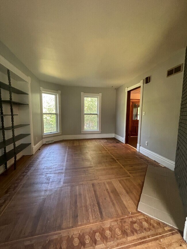 Building Photo - 2bd 1ba duplex available for rent!