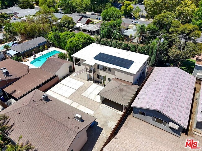 Building Photo - 6913 1/2 Encino Ave