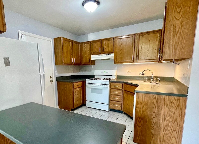 Building Photo - 2670 College Hill Cir