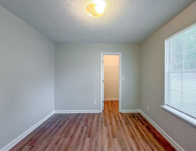 Building Photo - LOVELY SE 3/2 w/ New Paint, Fireplace, Fenced Yard, Vaulted Ceilings, Washer/Dryer, & No Carpet! ...