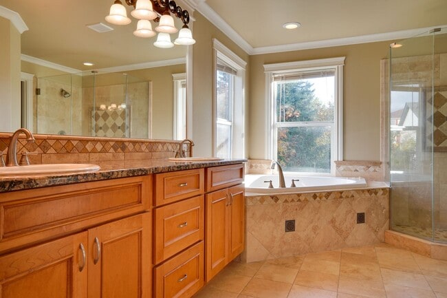 Building Photo - Custom Kent Easthill 2 Story