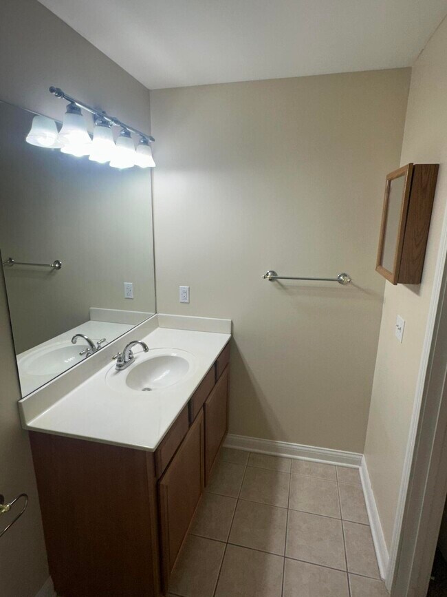 Building Photo - 6 Hudson Hollow Road