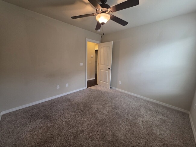 Building Photo - 3072 N Autumn Rose Ave