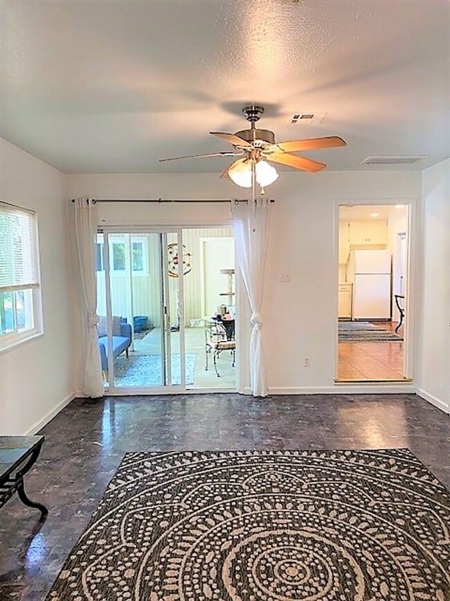 Building Photo - Lovely Home in W. Redding!!