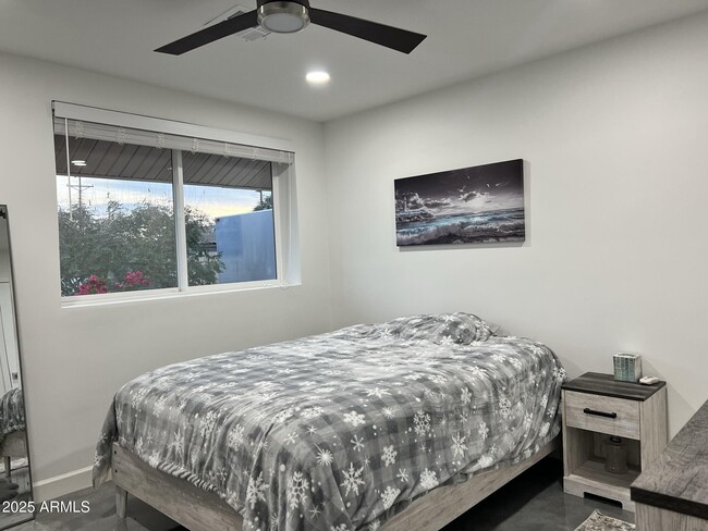 Building Photo - 8524 E Wilshire Dr