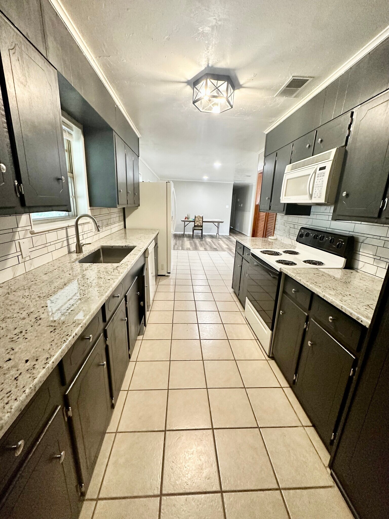 Building Photo - 1204 Blueridge Pky