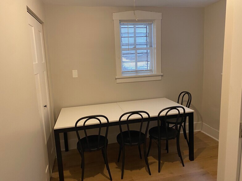 Building Photo - 722 W Wrightwood Ave