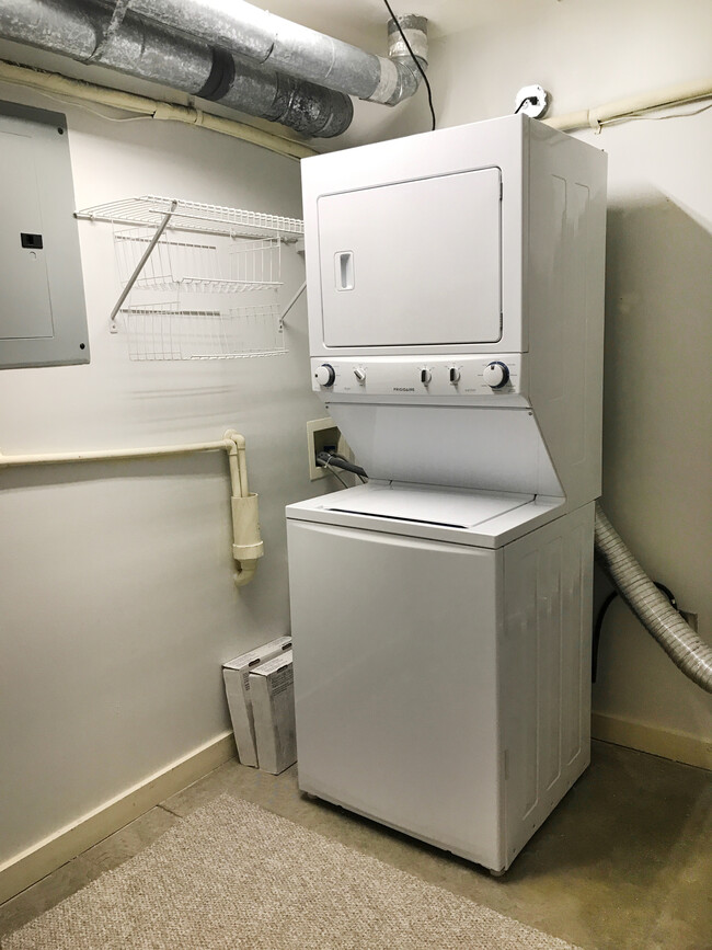 Utility Room & Washer/Dryer - 170 Boulevard SE