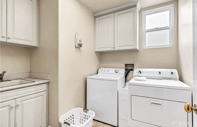 Building Photo - 9 Marisol