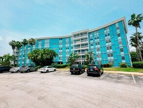 Building Photo - ***$299 OFF Summer Special*** Gorgeous 1-Bedroom, 1-Bathroom Condo in St. Petersburg