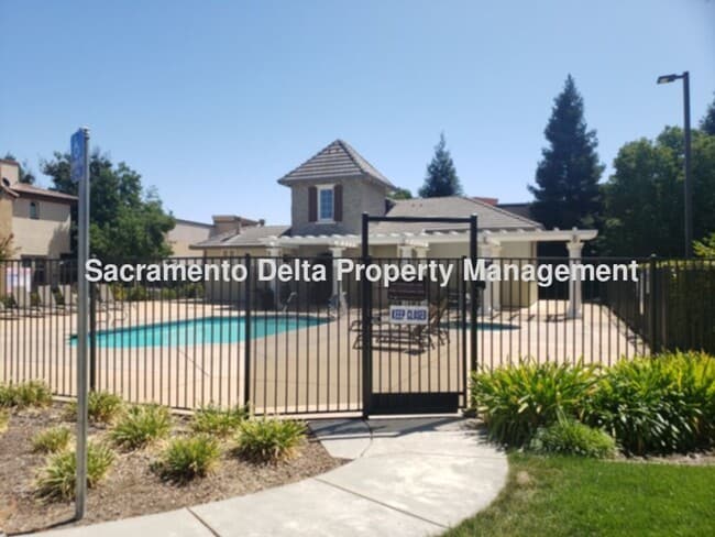 Building Photo - Adorable 2 bedroom 2 bath condo