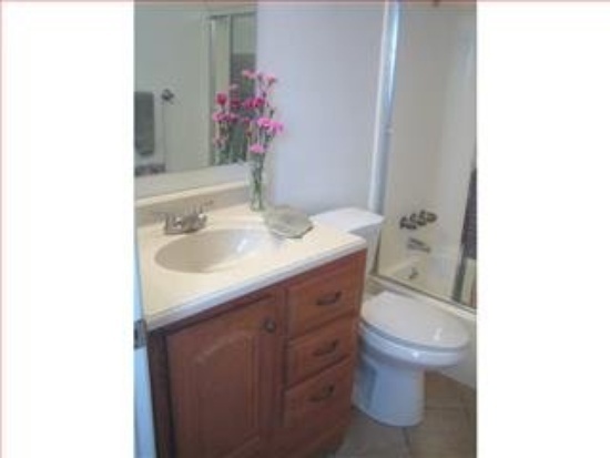 Building Photo - 3 BRs 2.5 Baths Lovely Townhouse in Desira...