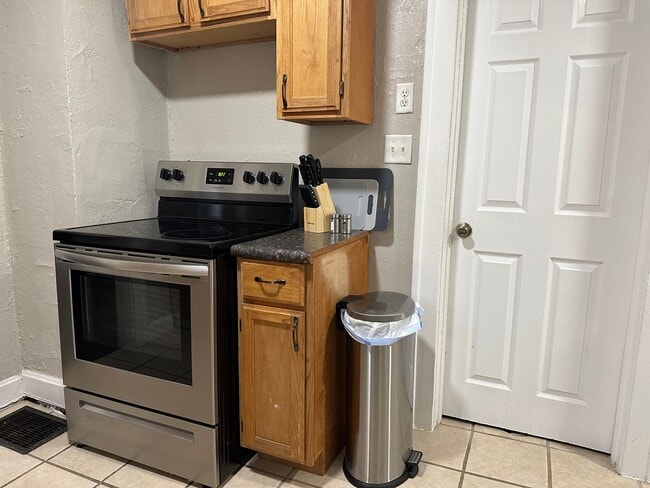 Building Photo - 2 Bedroom Home With 1 Car Garage