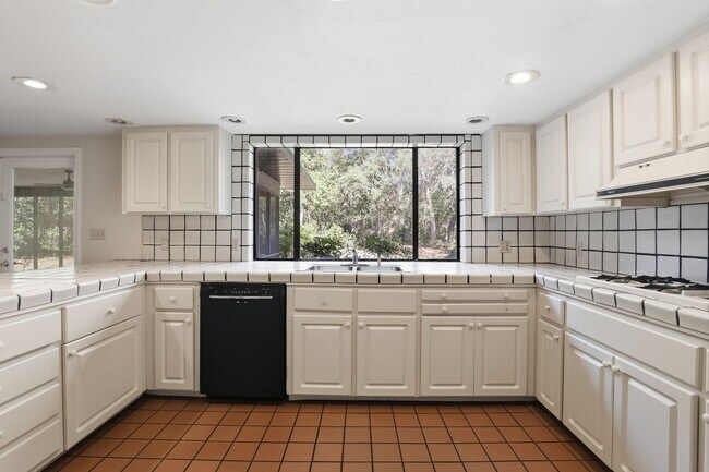 Building Photo - 4 Bedroom, 3 Bath House on 1 Acre in Fox Grove
