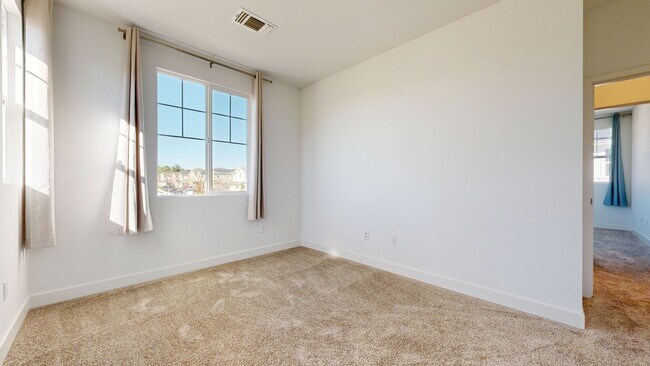 Building Photo - Bright & Beautiful 4 Bedroom 3 Full Bathroom Home!