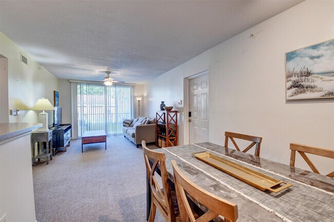 Building Photo - 703 Villa Cir